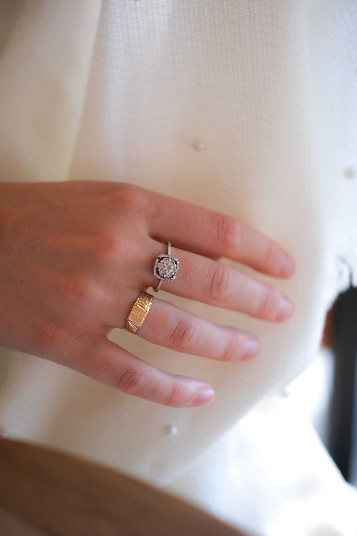 On the hand — Aurelia Solitaire